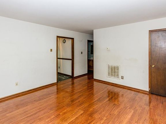 4th image of 4407 Butler Ln