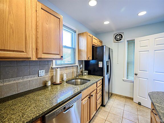 3rd image of 3566 Buckingham Ave