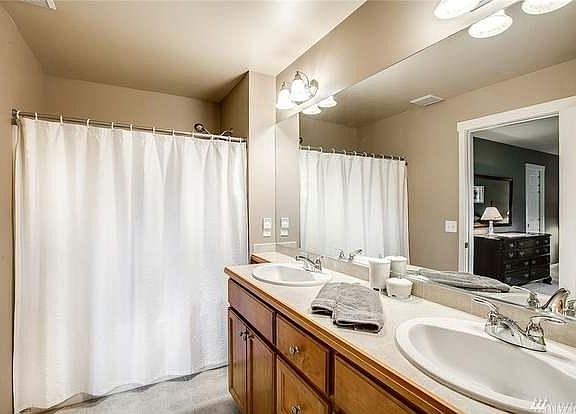 2nd image of 2527 NE Larchmount St