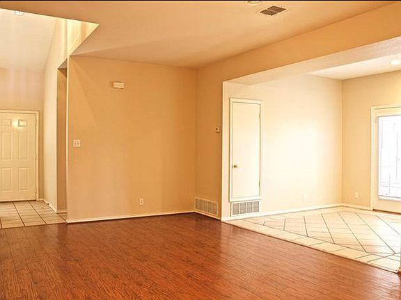 Separate breakfast / dining area off of kitchen is light and bright.