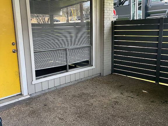 3rd image of 1915 Fairlawn Ln #4