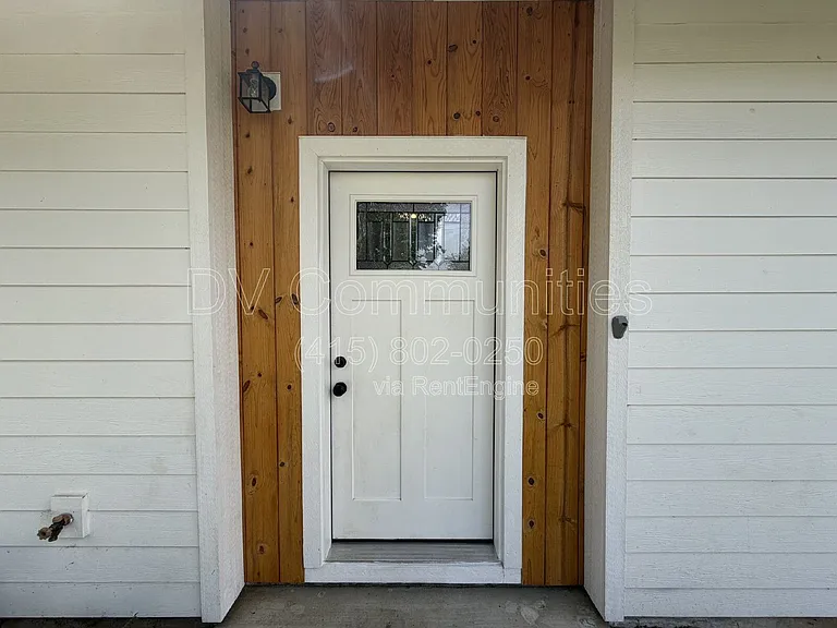 1246 Hughes St — Photo 2
