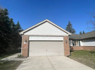 601 Ravencrest Ln, Westland, MI 48185