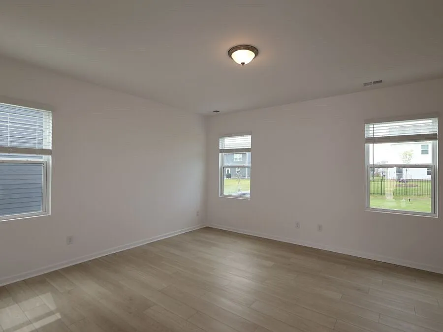 633 Willoughby Park Dr — Photo 3