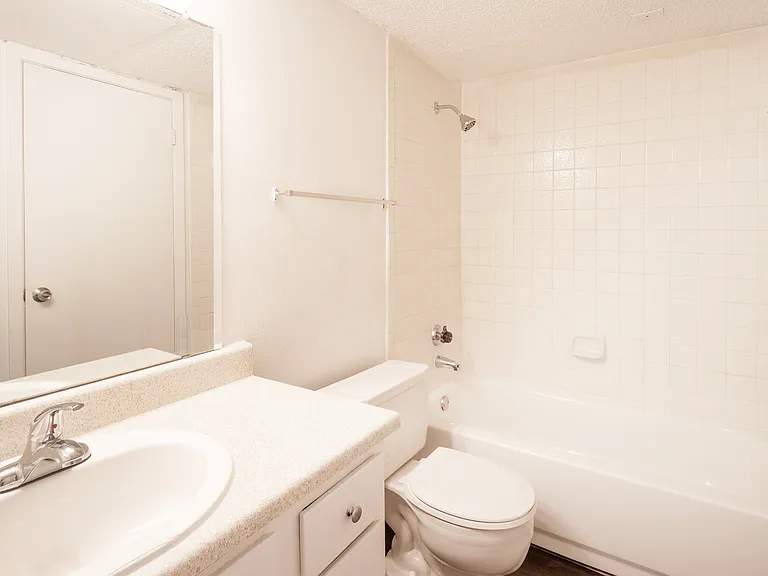 WIMBLEDON COURT APARTMENTS — Photo 7