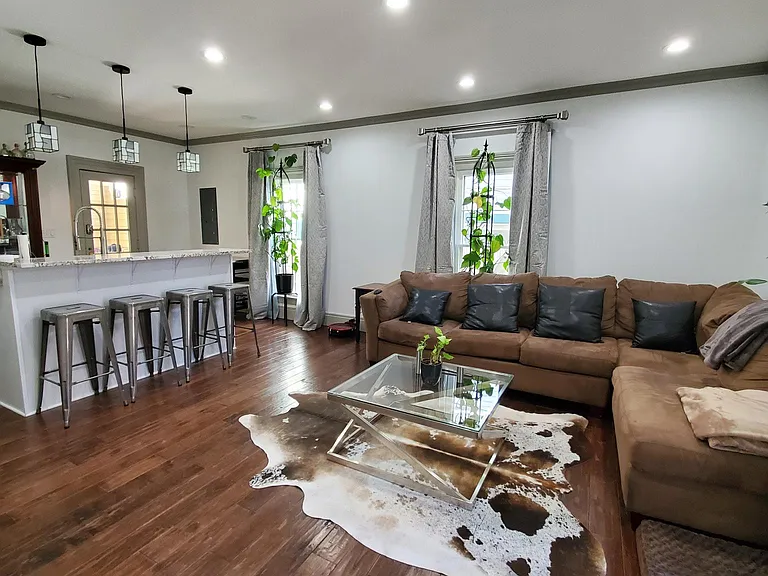 233 N Summit St — Photo 3