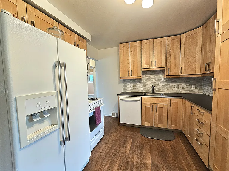 28522 Cambridge St — Photo 7