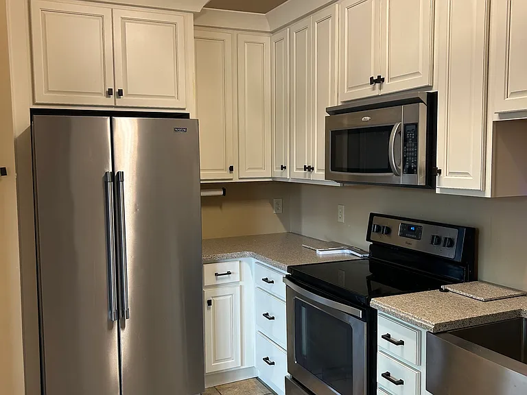 302 Williamsburg Ln — Photo 29