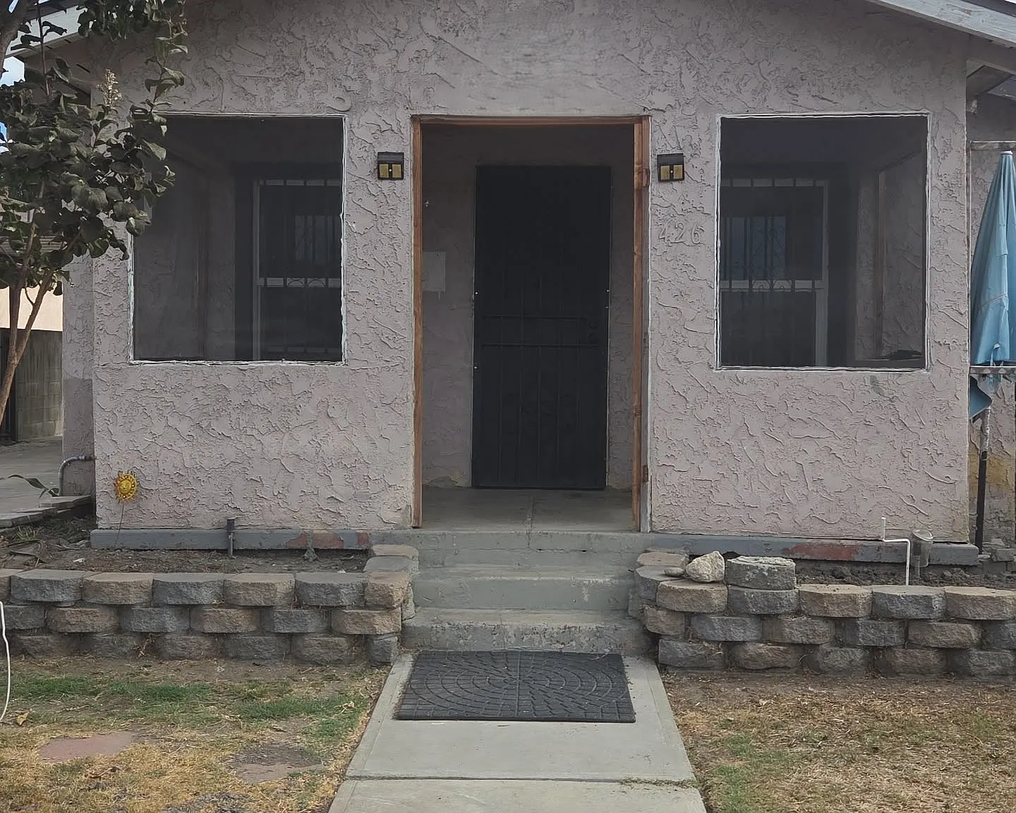 E 104th St, Los Angeles — Photo 1