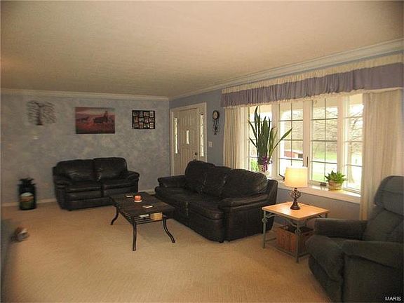 5th image of 823 Burt Ln