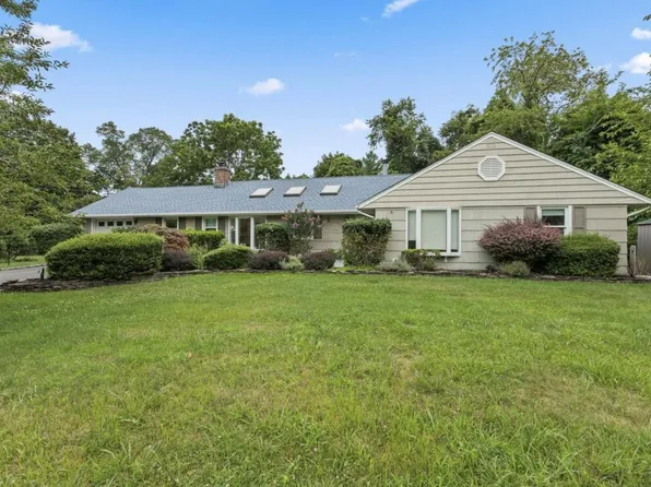 42 Acorn Ln, Stony Brook, NY 11790