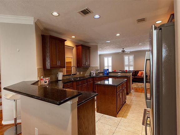 4th image of 3414 Skyline Village Dr
