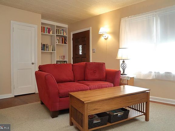 5th image of 205 Orlon St