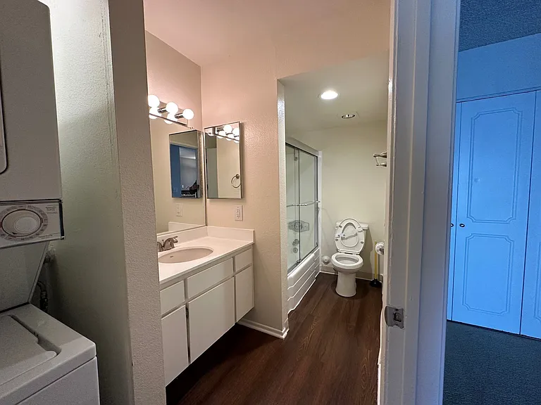 Versailles on the Lake Apartments — Photo 75