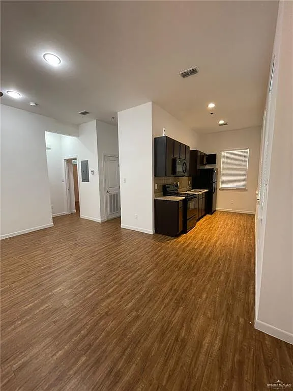 2 bed, 1.0 bath, 1050 sqft, $995 — Photo 2