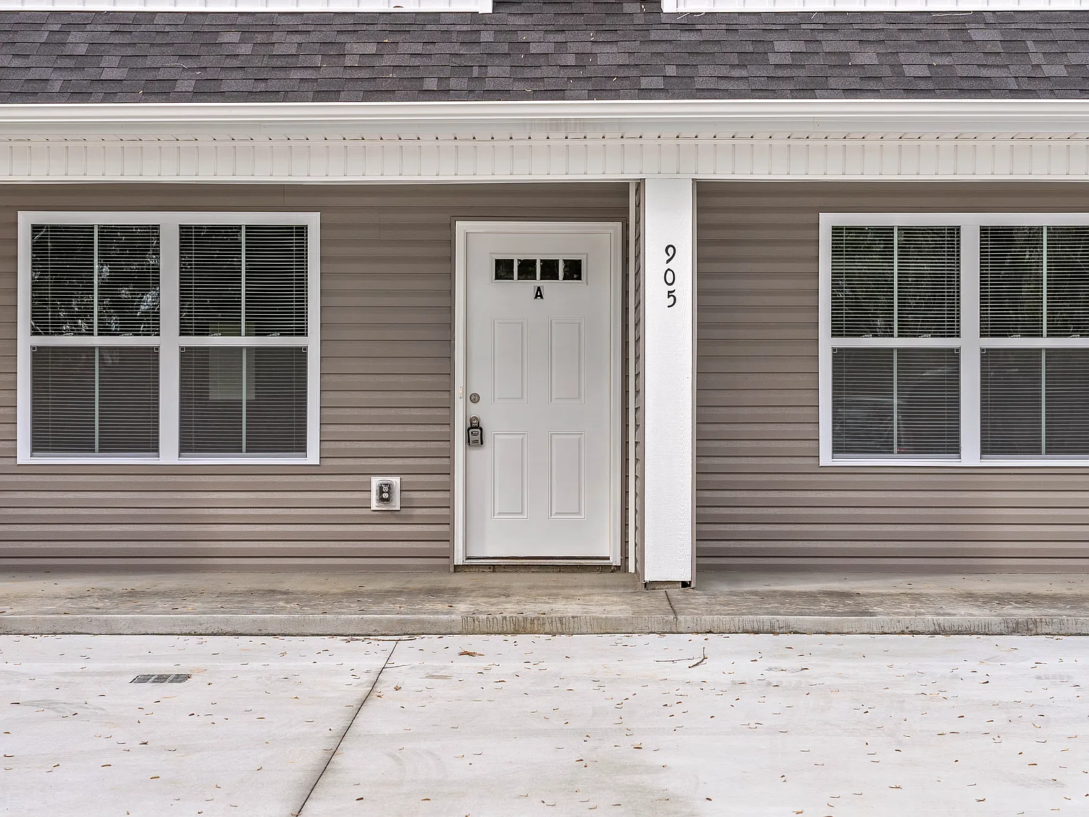 905 Center Rd — Photo 3