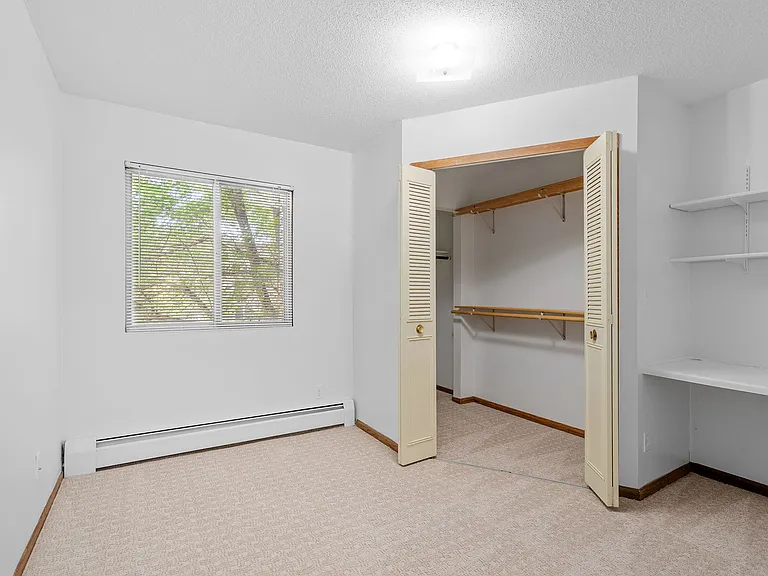 Oakwood Court Apartments — Photo 13