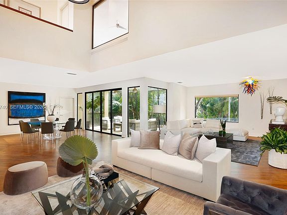 4th image of 2000 S Bayshore Dr APT 27