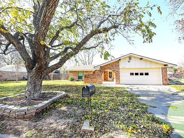 1210 Zahara St, Bowie, TX 76230