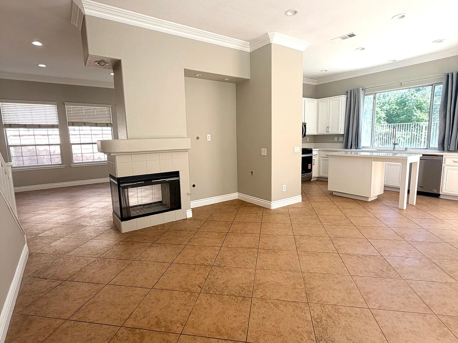 3 bed, 2.5 bath, 1966 sqft, $4,195 — Photo 3