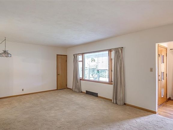 5th image of 72 Skyline Dr