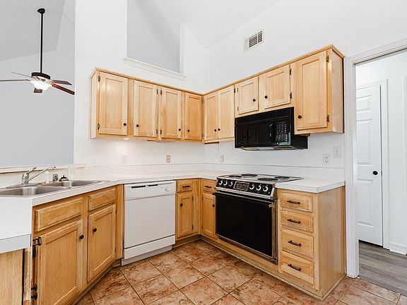 3rd image of 7 High Timber Dr