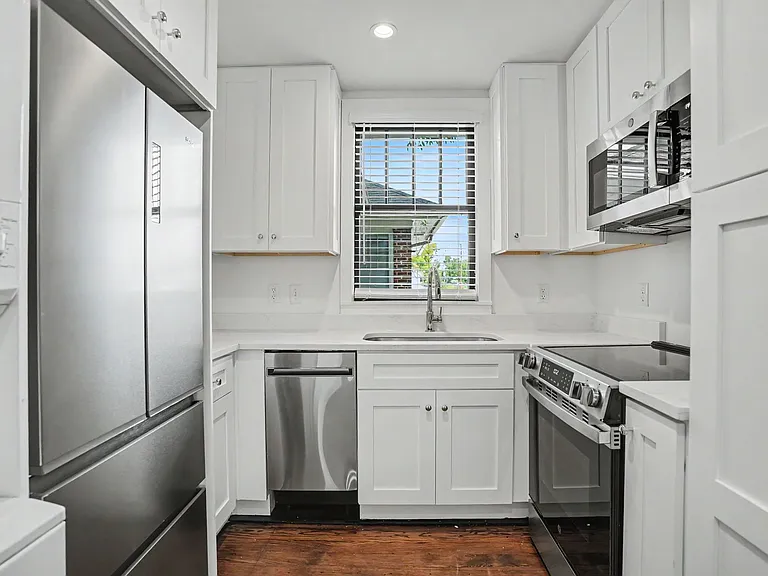 620 E 48th St #B — Photo 7