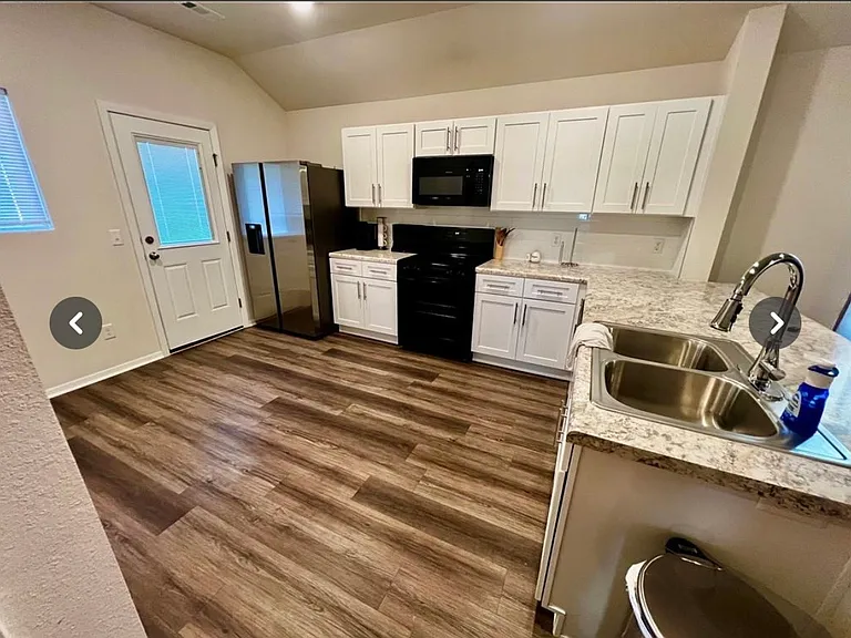 2564 E Illinois Aly — Photo 10