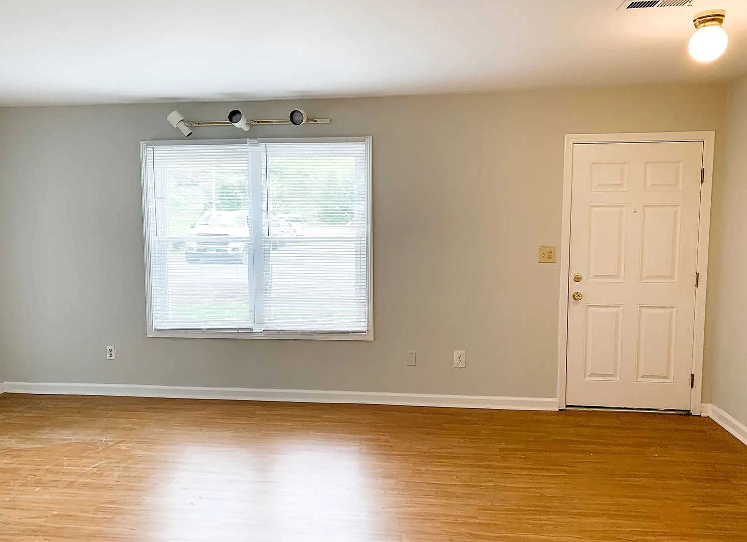 4 Bedroom 2.5 Bath Townhouse — Photo 3
