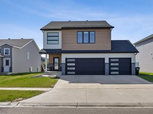 977 Ashley Dr W, West Fargo, ND 58078