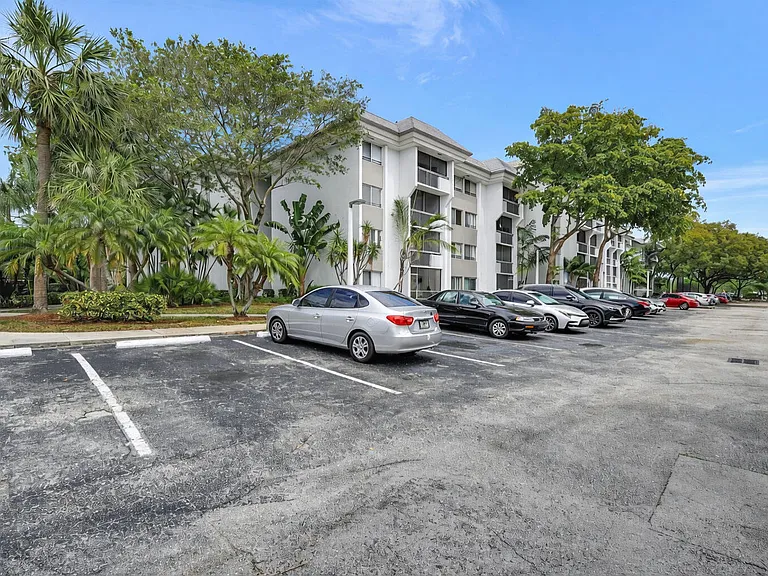 711 N Pine Island Rd #210 — Photo 3