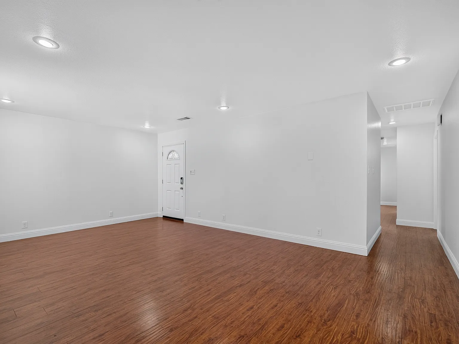 6 bed, 2030 sqft, $6,000 — Photo 2