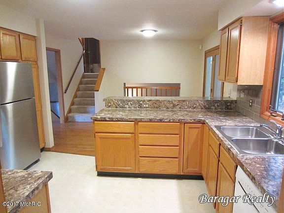3rd image of 6215 Viewpoint Dr NE