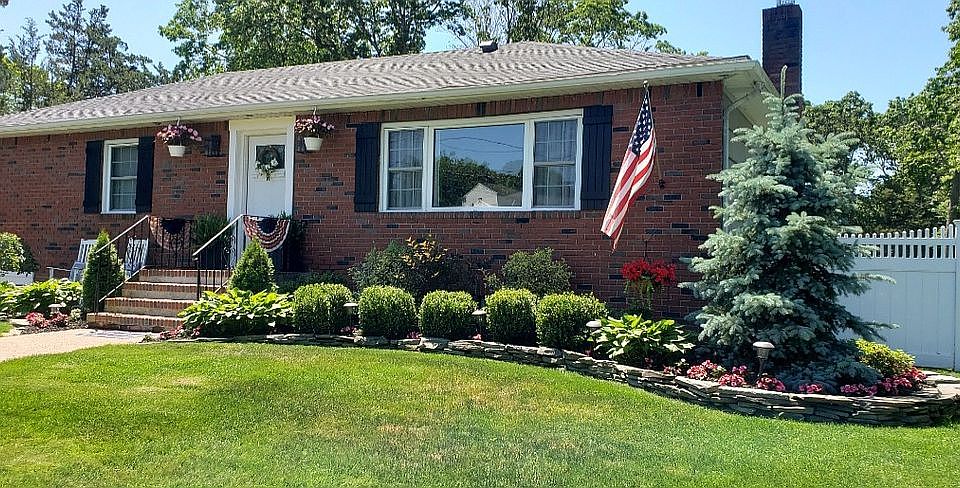1st image of 14 Linden Ln