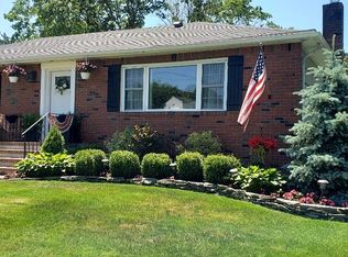 14 Linden Ln, Farmingville, NY 11738