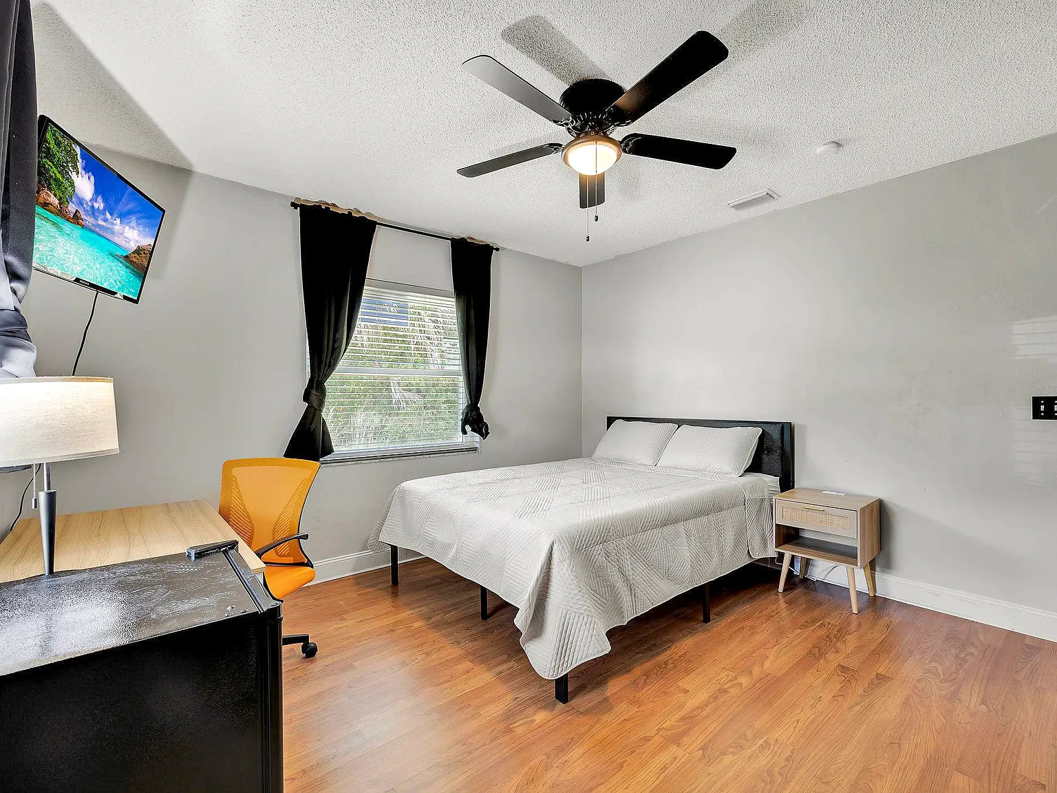 4 bed, 2.0 bath, 2350 sqft, $923 — Photo 4