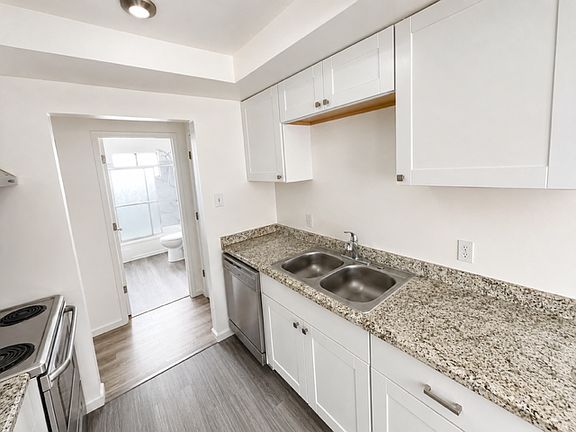 3rd image of 1350 W 6th St