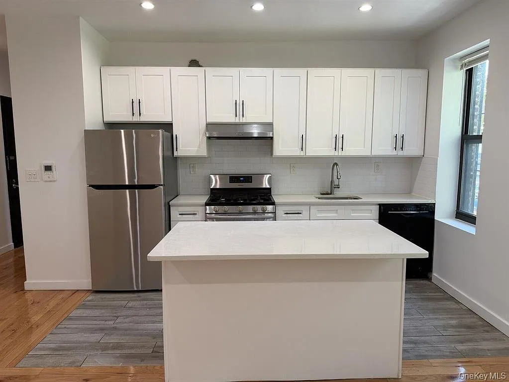 Gerard Ave — Photo 1