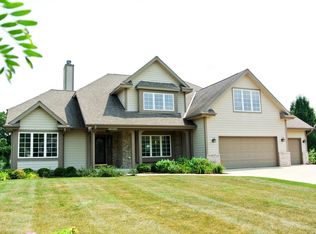 W126N6432 Willow Ct, Menomonee Falls, WI 53051