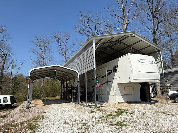 2nd image of 256 Deer Hollow Ln