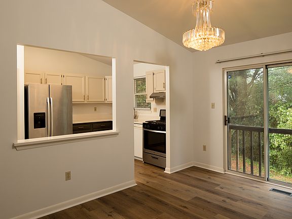 4th image of 8 Upman Ct