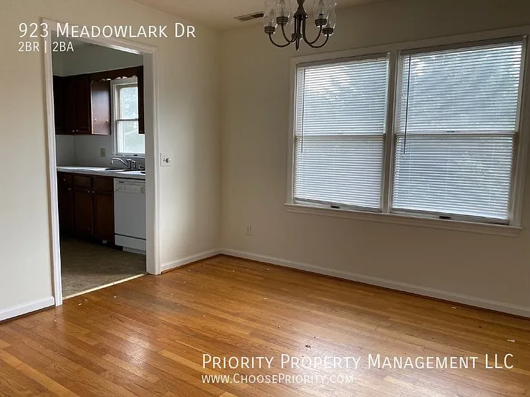 923 Meadowlark Dr — Photo 3