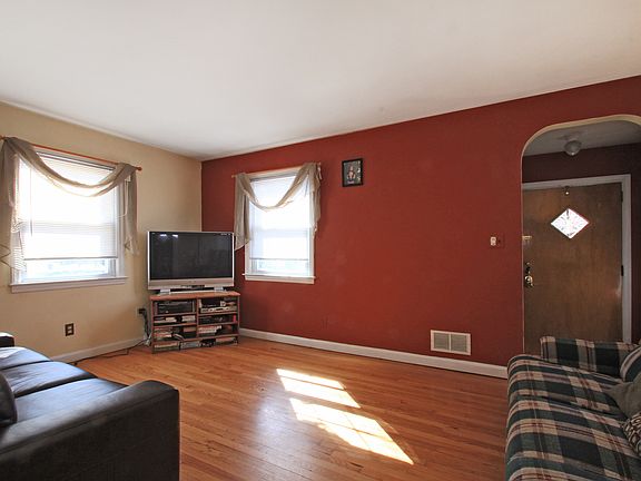 3rd image of 297 Myrtle Ave