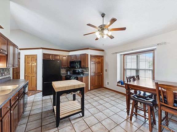 5th image of 1561 Surrey Dr