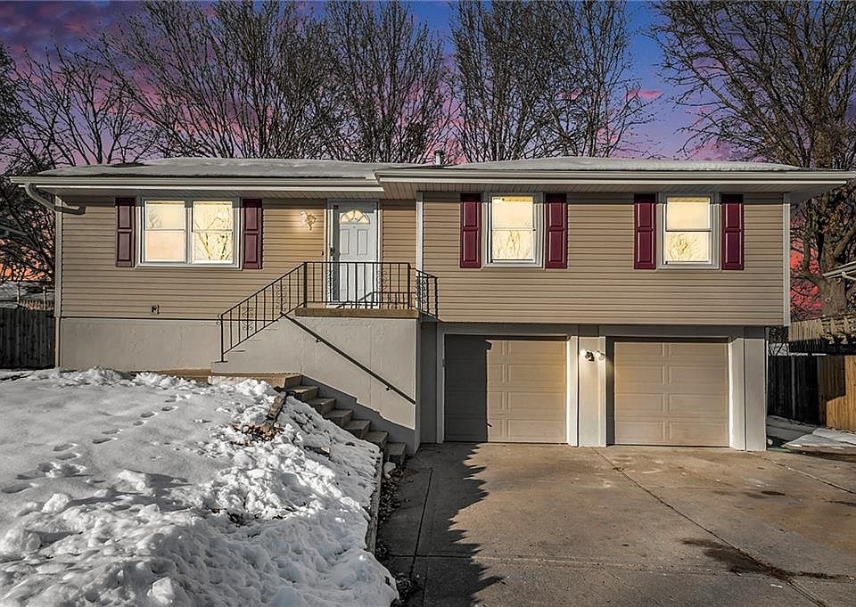 1st image of 301 SW Redwood Dr