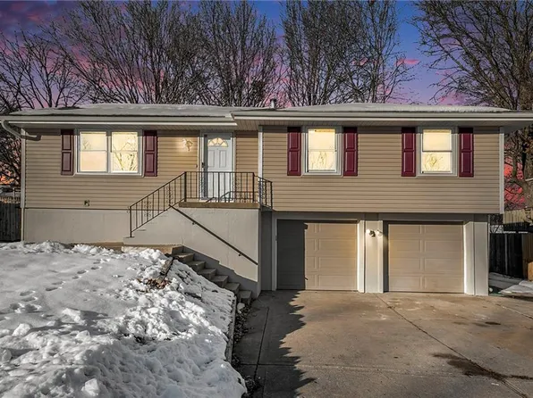 301 SW Redwood Dr, Blue Springs, MO 64014