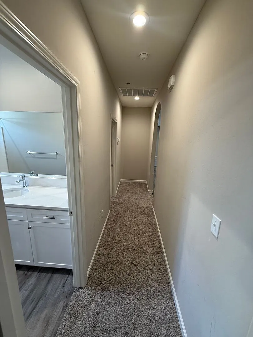 Modern 4-Bedroom Home in Northeast Bakersfield — Photo 4