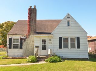 1303 Oakland Rd NE, Cedar Rapids, IA 52402