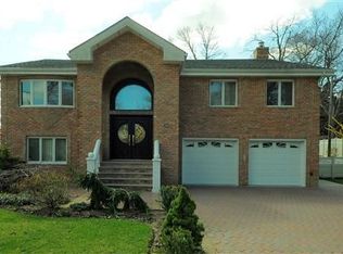 189 Old Court House Rd, Manhasset Hills, NY 11040