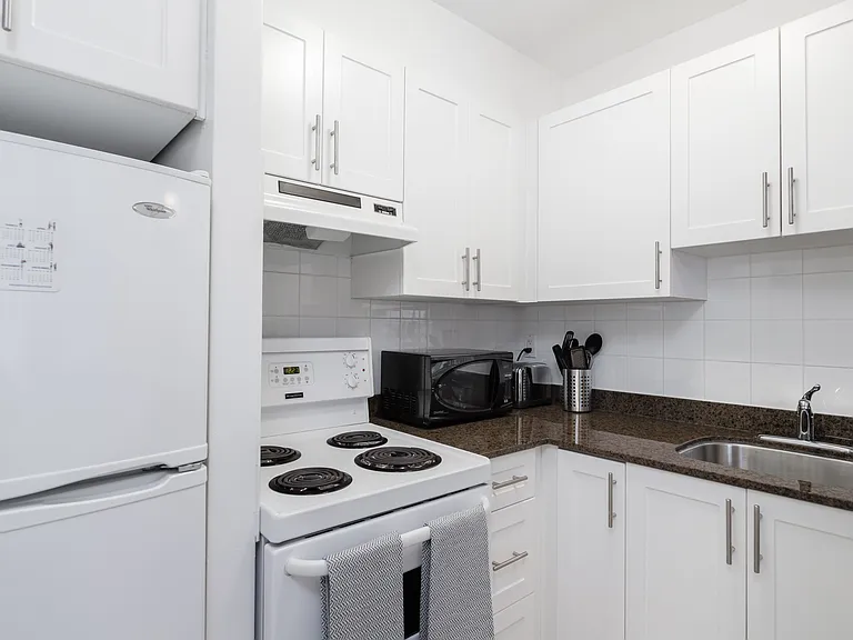 1033 Haro St — Photo 12